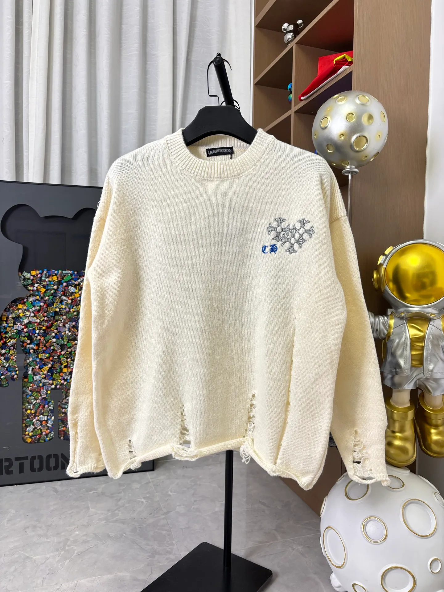 P250 model number: DC201# Chrome Hearts CH Chrome Hearts embroidered disc Sanskrit cross hole knitted sweater pullover Chrome Hearts grinding hole craftsmanship The upper body is loose and stylish The hem is expanded and casual design makes fat people slim to the extreme, thin people have limited height and class ZP printing 1:1 perfect restoration Looks good when worn alone Can be easily worn by men and women The holed sweater is cool and rustic It's so elegant. The design is hollow and casual, yet trendy and has an indescribable sense of fashion!  Color: Black Beige Gray Size: S M L